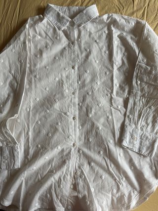 Camisa blanca con topos