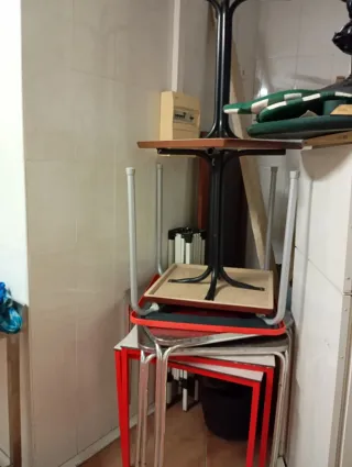 6 Mesas de Acero y Sillas