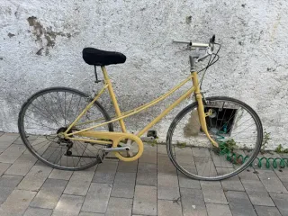 Bicicleta clásica amarilla