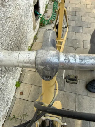 Bicicleta clásica amarilla