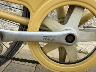 Bicicleta clásica amarilla