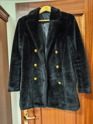 Abrigo Pelo Negro Botones Dorados Talla XS