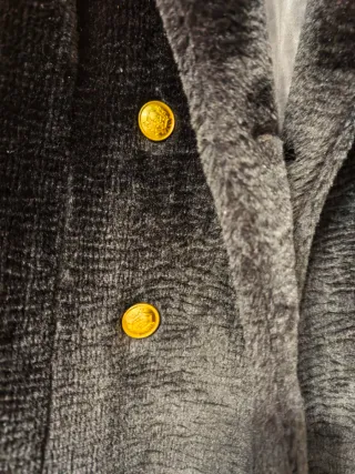 Abrigo Pelo Negro Botones Dorados Talla XS
