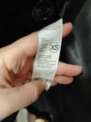 Abrigo Pelo Negro Botones Dorados Talla XS