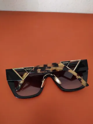 Occhiali da sole Prada neri e marroni