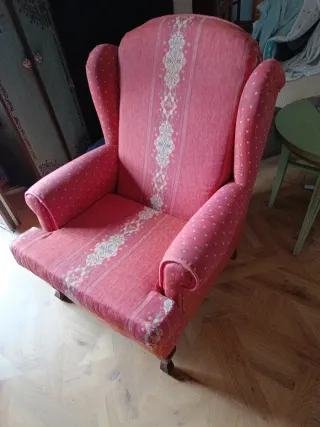 Butaca tapizada rosa con estampado