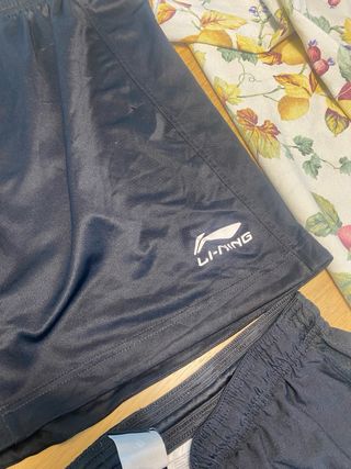 Dos pantalones y una camiseta