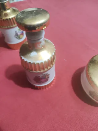 Antiguo conjunto de tres piezas de porcelana oro