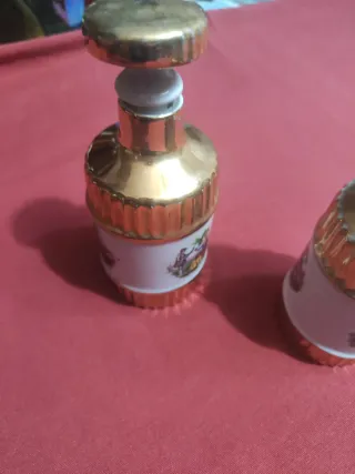 Antiguo conjunto de tres piezas de porcelana oro