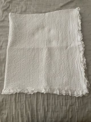 Colcha de cuna con topitos