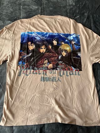 Camiseta manga corta Bershka Attack on Titan Beige