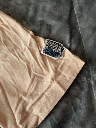 Camiseta manga corta Bershka Attack on Titan Beige