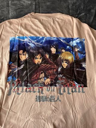Camiseta manga corta Bershka Attack on Titan Beige