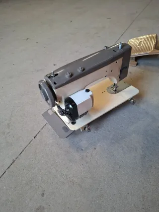 Máquina de coser beige y marrón