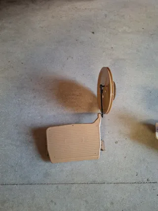 Máquina de coser beige y marrón