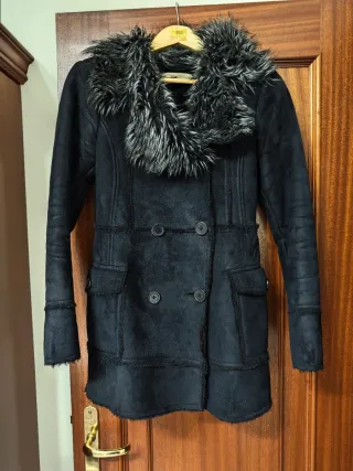 Abrigo Bershka efecto ante cuello pelo Talla S