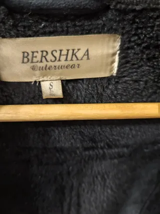 Abrigo Bershka efecto ante cuello pelo Talla S