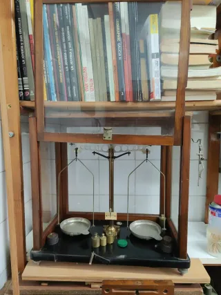 Balanza de precisión antigua