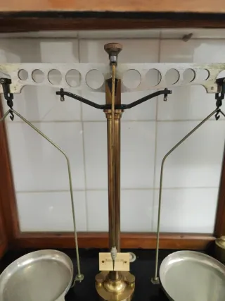 Balanza de precisión antigua