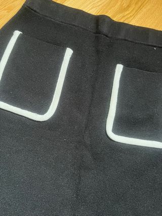 Falda de punto negra con bolsillos