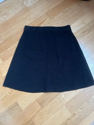 Falda de punto negra con bolsillos