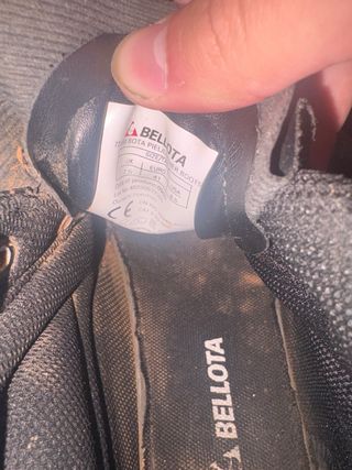 Botas de seguridad Bellota negras y rojas