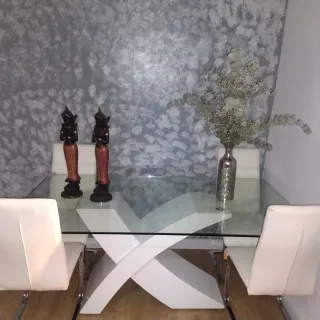 Mesa cristal y 4 sillas blancas