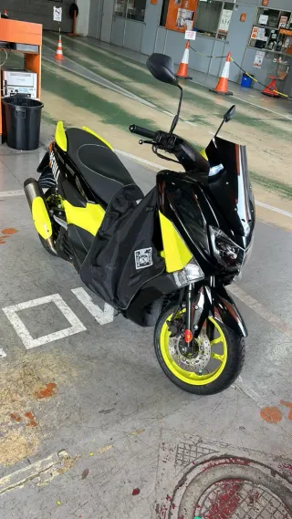 Yamaha NMAX 2016 Negra y Amarilla