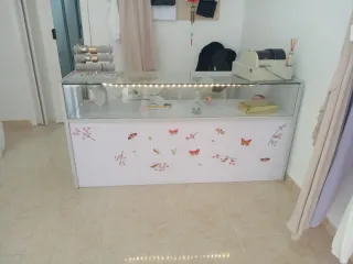 Mostrador expositor blanco