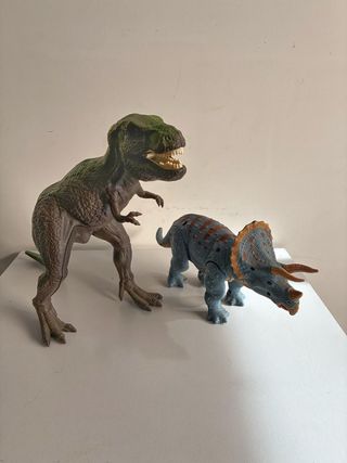 Dinosaurios T-Rex y Triceratops de juguete
