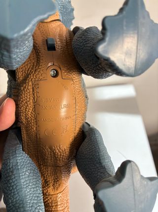 Dinosaurios T-Rex y Triceratops de juguete