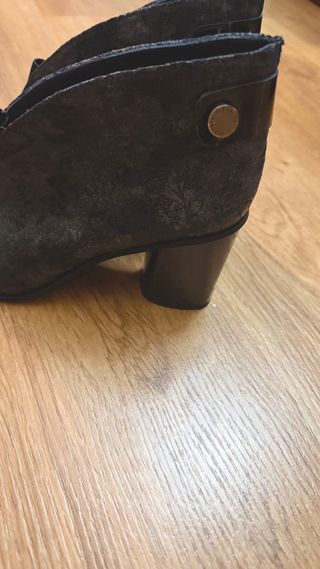 Botines de tacón negros y grises, azul scuro