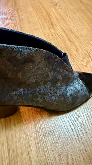 Botines de tacón negros y grises, azul scuro