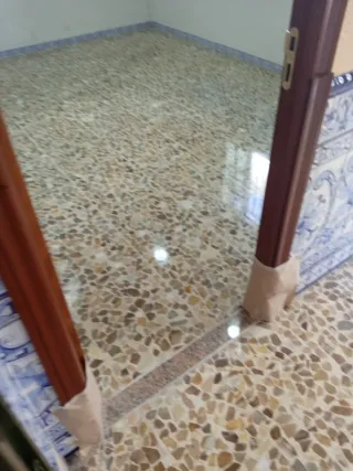 Servicio de pulido y abrillantado de suelos