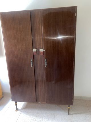 Armario antiguo de madera