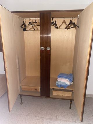 Armario antiguo de madera