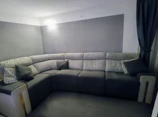 Sofá esquinero modular grises y blancos