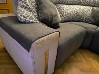 Sofá esquinero modular grises y blancos