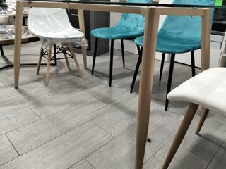 Mesa de cristal con patas de madera