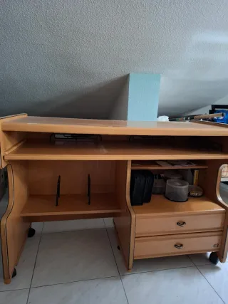 Escritorio madera con ruedas