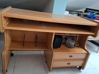 Escritorio madera con ruedas