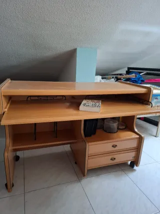 Escritorio madera con ruedas