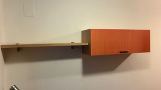 Estantería flotante con mueble auxiliar