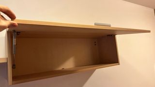 Estantería flotante con mueble auxiliar