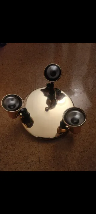 Lámpara de mesa dorada