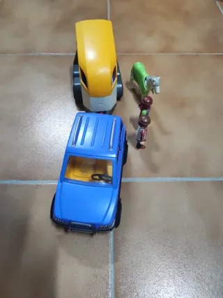 Coche y remolque caballos Playmobil