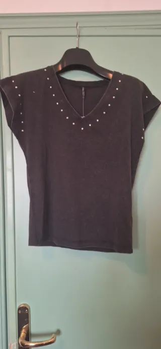 T-shirt grigio scuro con borchie