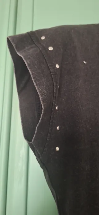 T-shirt grigio scuro con borchie