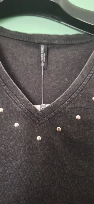 T-shirt grigio scuro con borchie