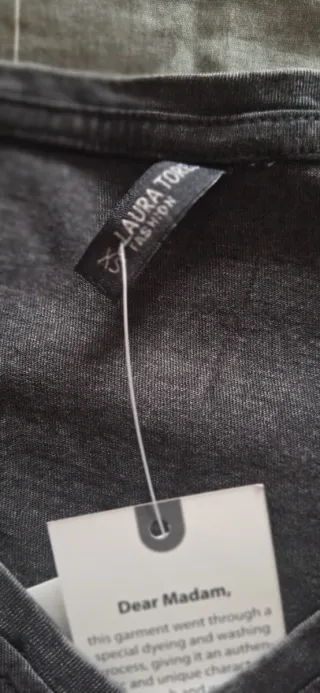 T-shirt grigio scuro con borchie